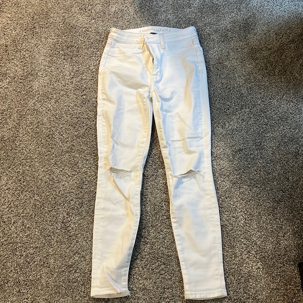 Size 2 SHORT AMERICAN EAGLE WHITE JEANS RIPPED